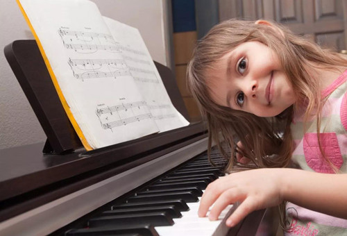 家里营造一个良好的艺术气息,让孩子觉得会弹钢琴是一件非常牛的事情